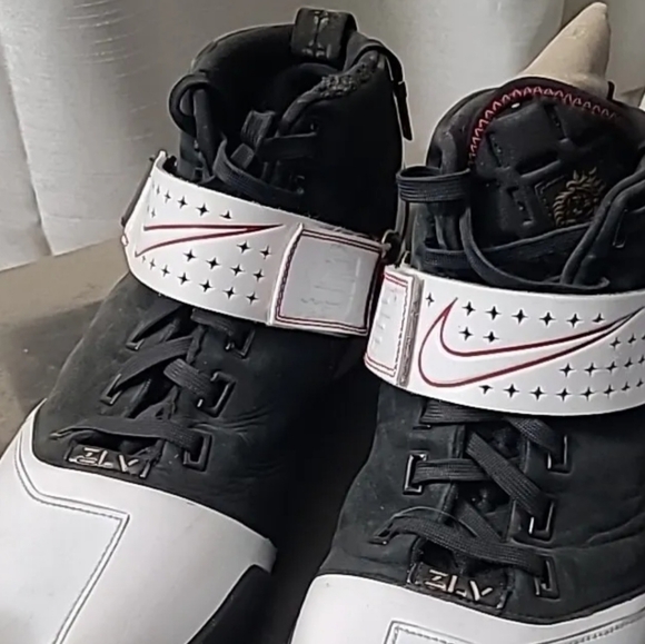 Zoom LeBron 5 Fearless - Picture 2 of 2